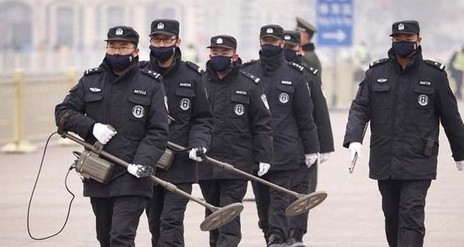 安保人员手持金属探测器在北京天安门广场、人民大会堂周遭探测检查
